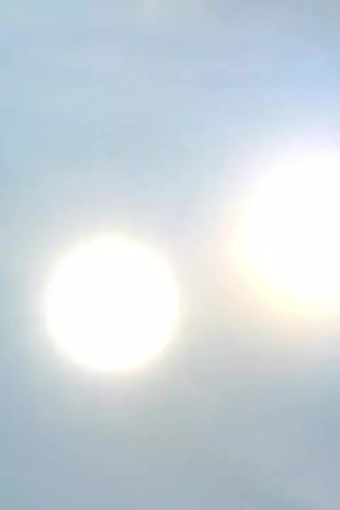Солнце в объятиях Луны
